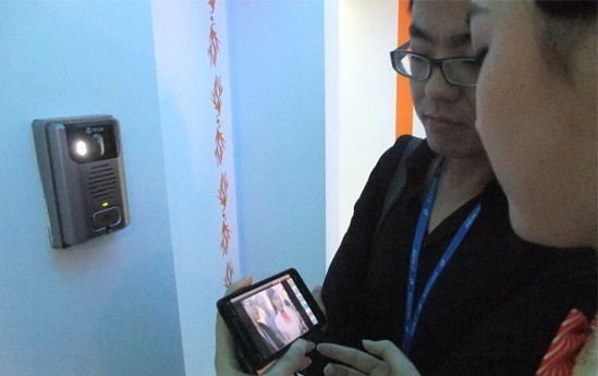中国电信工作人员在手机端向现场观众展示“智慧家”服务