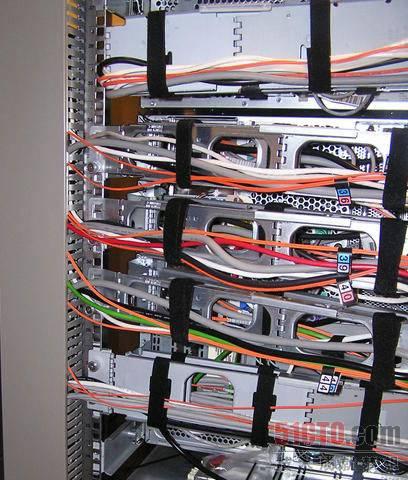 图 1 机柜中总是充满了各种电缆