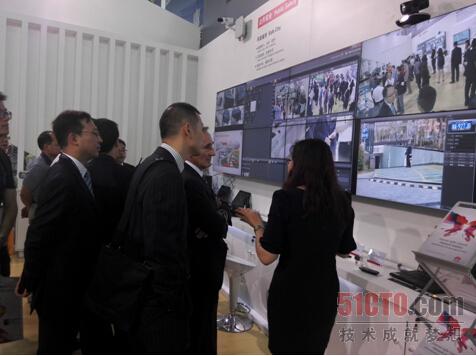 华为在2014亚洲移动通信博览会上向客户介绍平安城市解决方案
