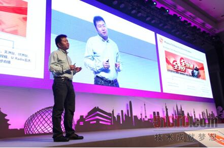 凤凰卫视王宏波在峰会上做《凤凰展翅，全媒体高飞》的主题演讲