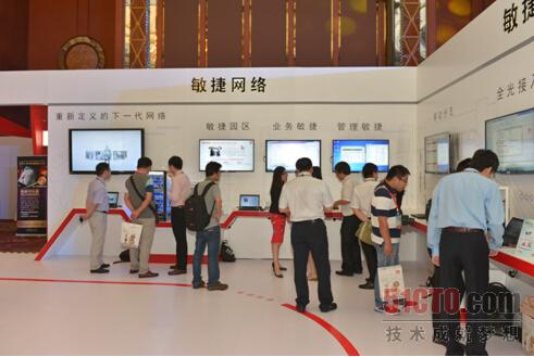 展厅展示了华为最新ICT解决方案和明星产品，以及在各行业成熟的应用案例